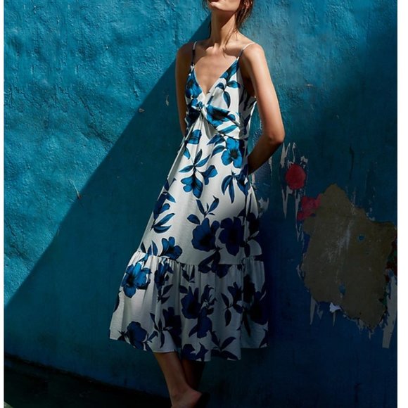 Banana Republic Dresses & Skirts - Banana Republic Floral Twist-Front Midi Dress